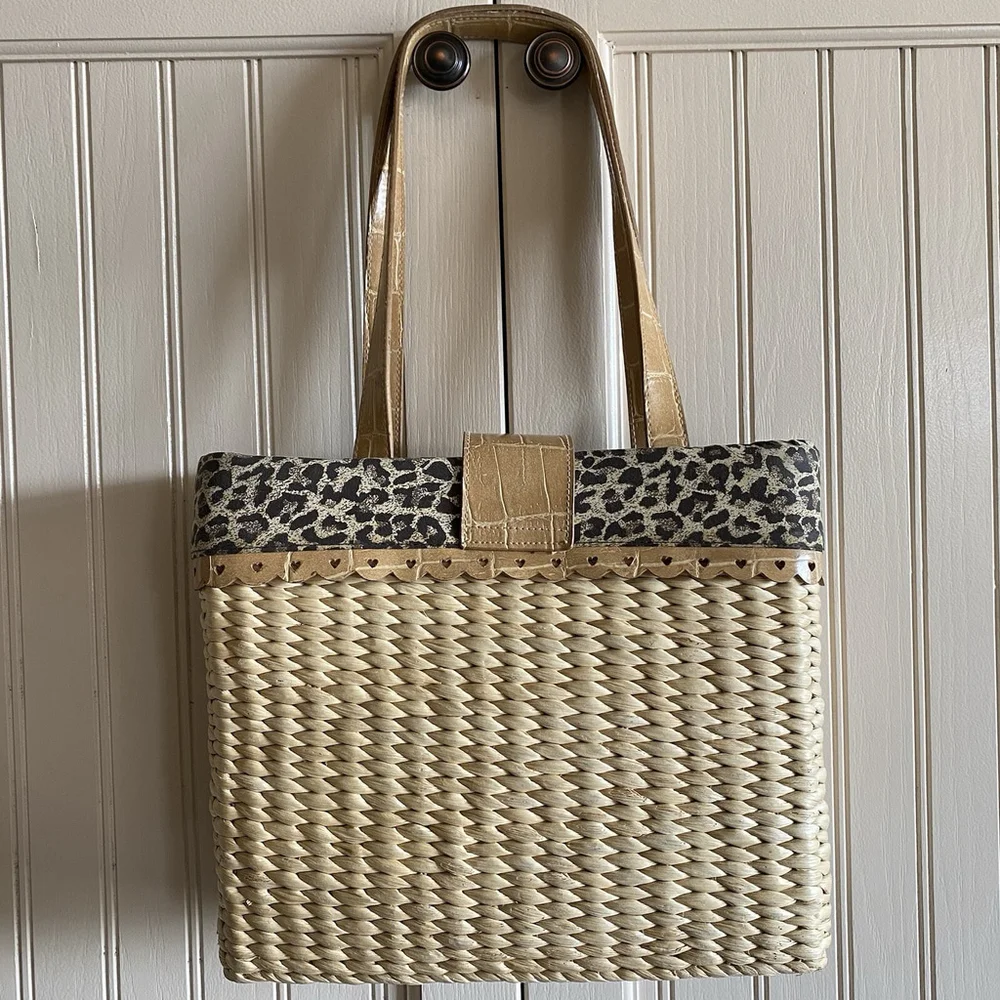 XOXO Straw Bag W/Leather Accent Heart Cutout Classic Trendy Travel BeachFun 12” - Picture 8 of 14